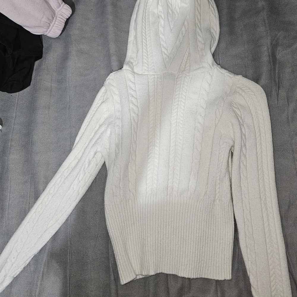 Elegant White Hooded Cable Knit Sweater - Picture 2 of 2